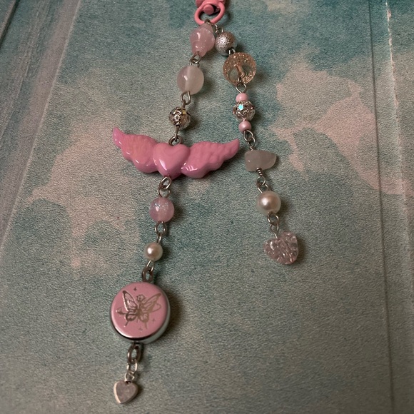 Pink butterfly and angel wing keychain - Picture 2 of 6